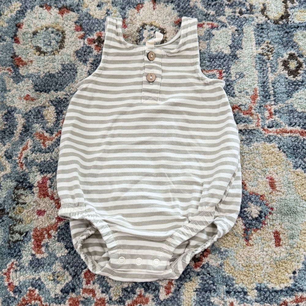 Quincy Mae Romper Baby 0-3M Gray White Striped Organic Cotton Minimalist *Flawed